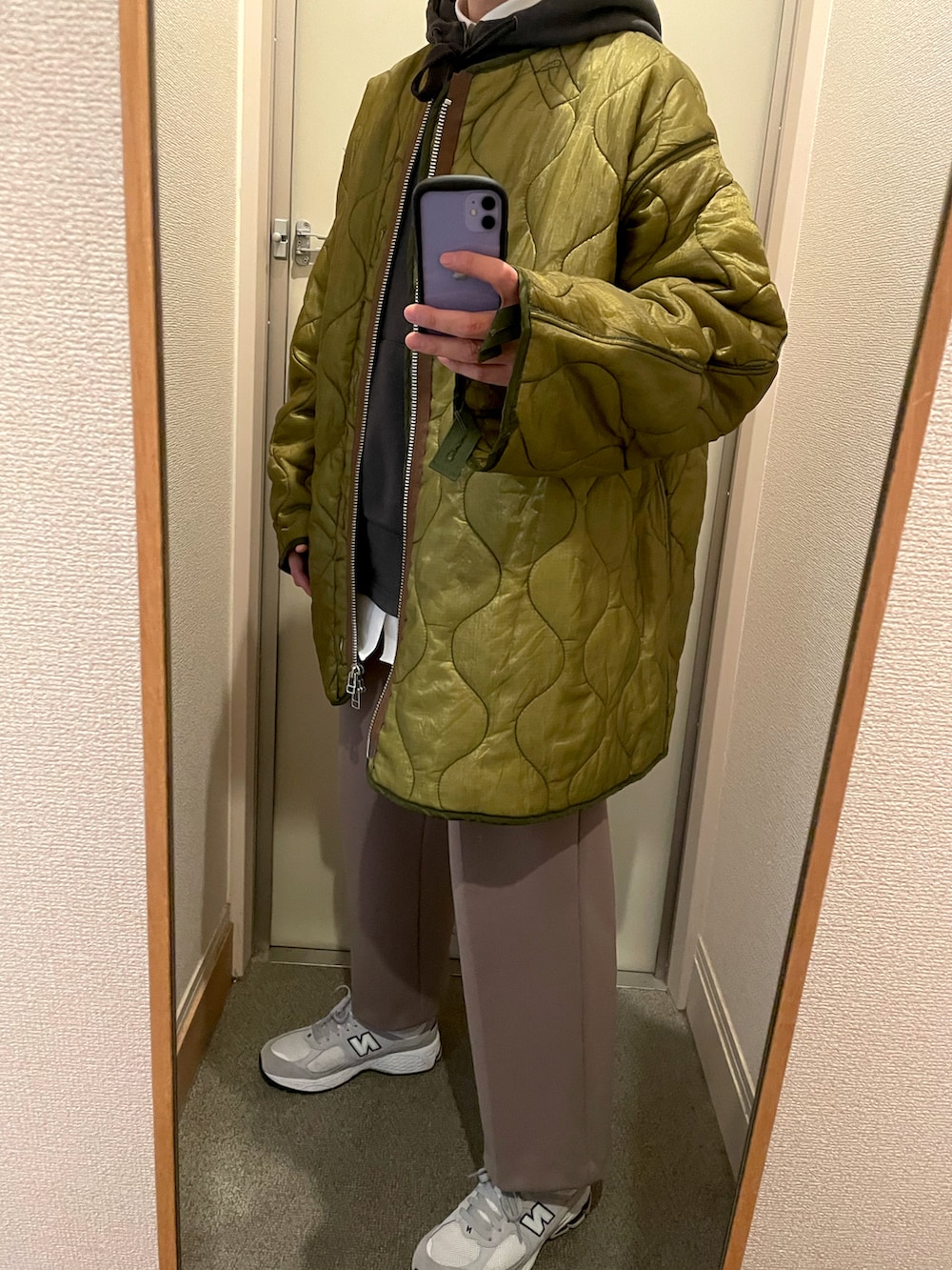 グリーン系のジャケット/アウター、グレー系のスウェット、その他のパンツを着用したメンズの冬コーディネートの2枚目の写真