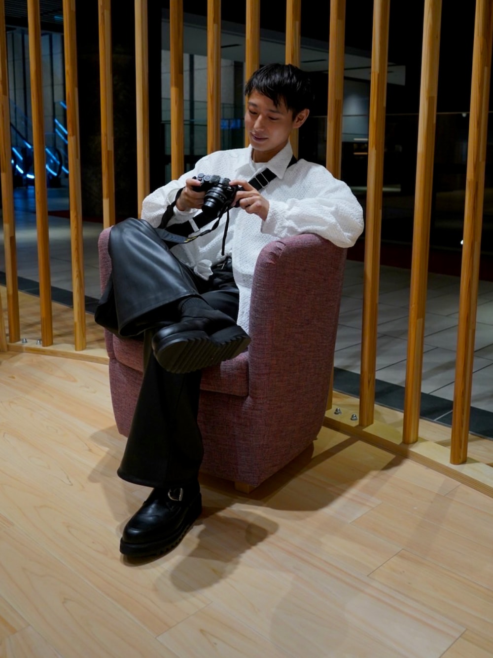 ホワイト系のシャツ/ブラウス、ブラック系のその他パンツ、ブラック系のドレスシューズを着用したメンズの秋コーディネートの2枚目の写真