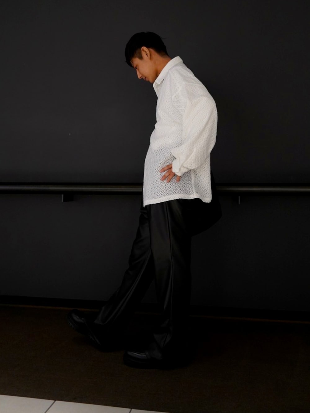 ホワイト系のシャツ/ブラウス、ブラック系のその他パンツ、ブラック系のドレスシューズを着用したメンズの秋コーディネートの3枚目の写真