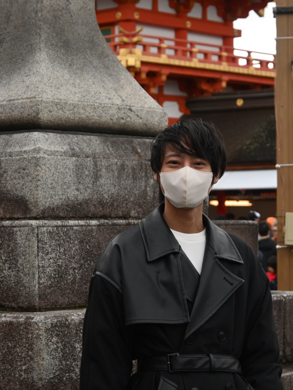 ブラック系のトレンチコート、ブラック系のトートバッグ、ブラック系のその他パンツを着用したメンズの冬コーディネートの4枚目の写真