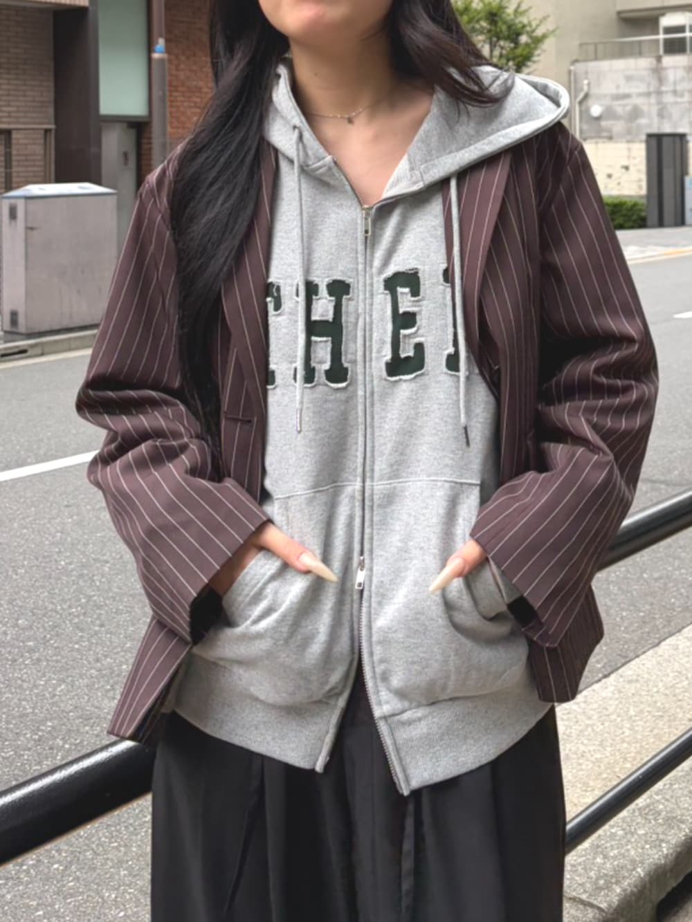 ブラック系のその他パンツ、グレー系のパーカー、ブラウン系のパンプスを着用したレディースの秋コーディネートの3枚目の写真