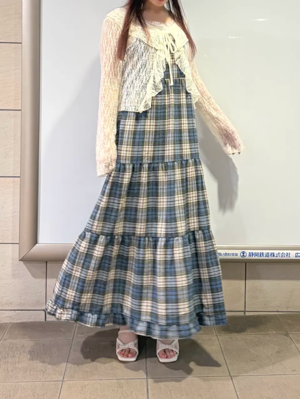 ブルー系のワンピース、ベージュ系のTシャツ/カットソーを着用したレディースの秋コーディネートの2枚目の写真