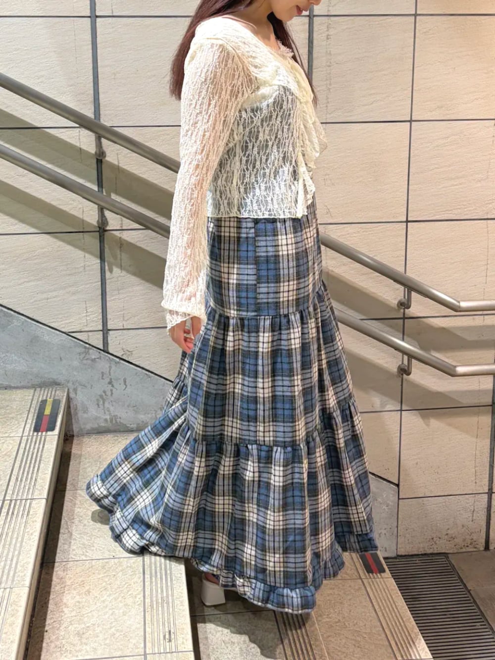 ブルー系のワンピース、ベージュ系のTシャツ/カットソーを着用したレディースの秋コーディネートの3枚目の写真