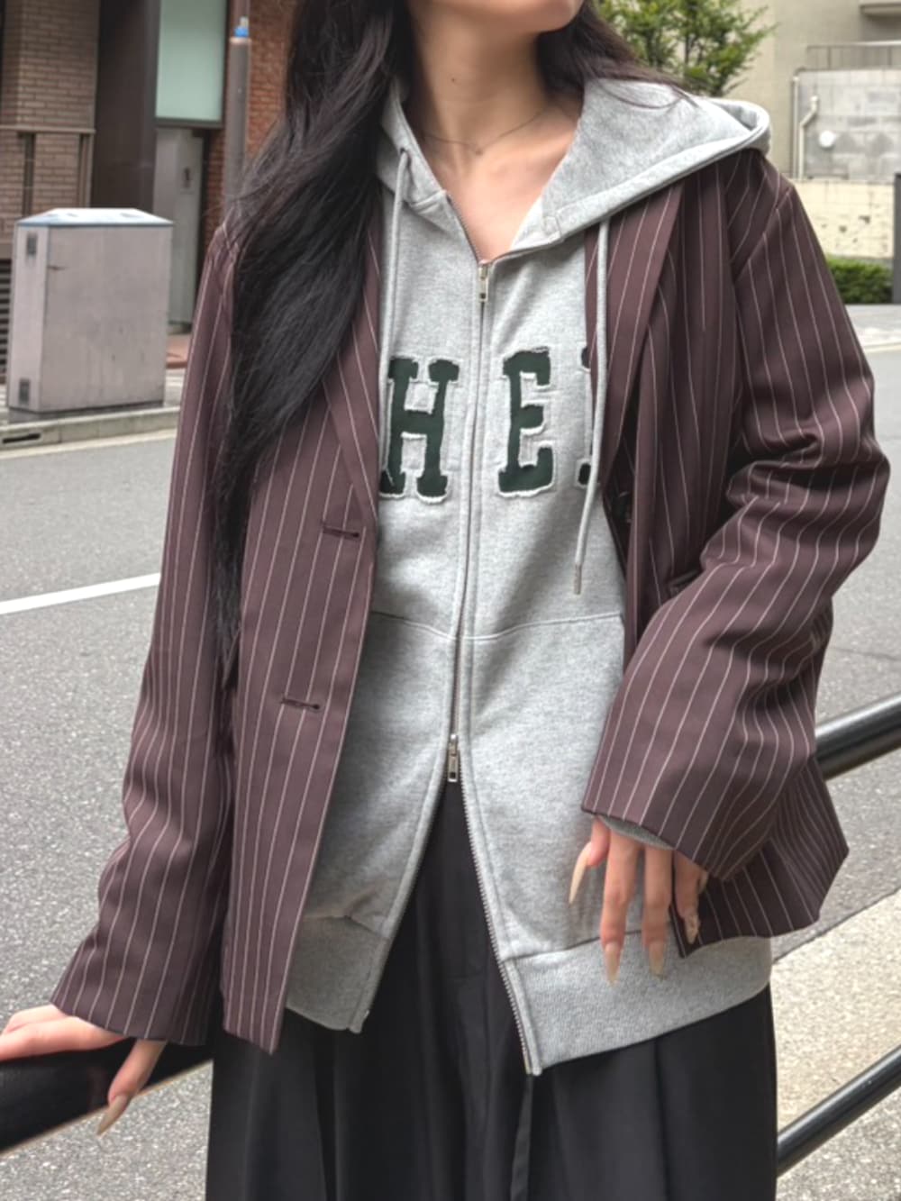 ブラック系のその他パンツ、グレー系のパーカー、ブラウン系のパンプスを着用したレディースの秋コーディネートの4枚目の写真