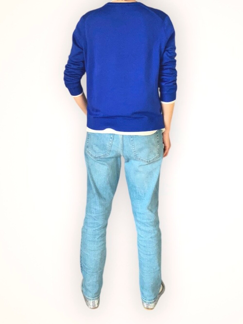 ブルー系のデニムパンツ、ブルー系のニット/セーターを着用したレディースの冬コーディネートの2枚目の写真