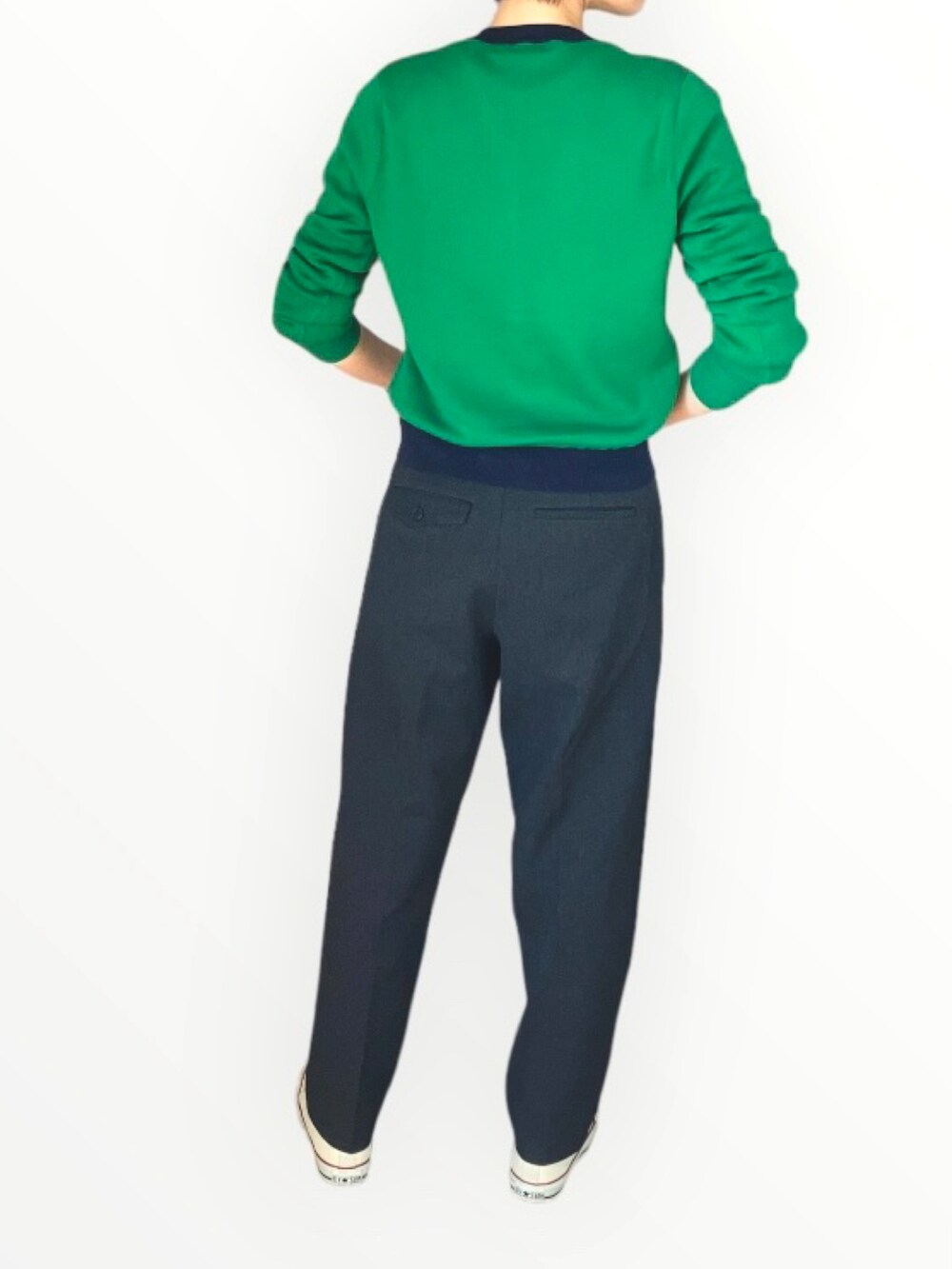 グリーン系のカーディガン/ボレロ、グレー系のスラックス、ホワイト系のスニーカーを着用したレディースの冬コーディネートの2枚目の写真