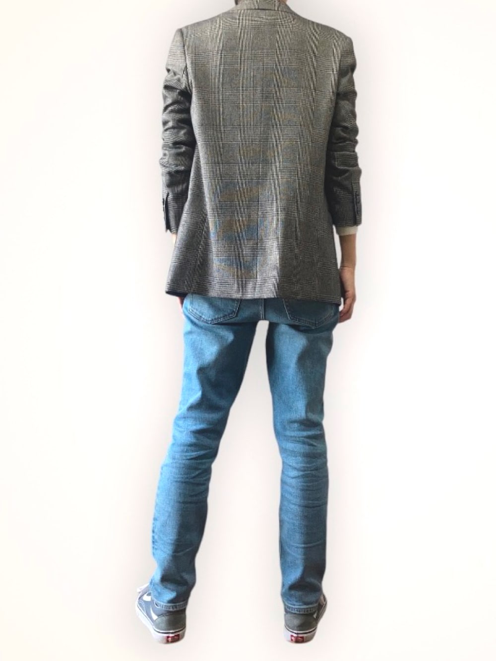 ブルー系のデニムパンツ、グレー系のテーラードジャケット、ブルー系のスニーカーを着用したレディースの秋コーディネートの2枚目の写真