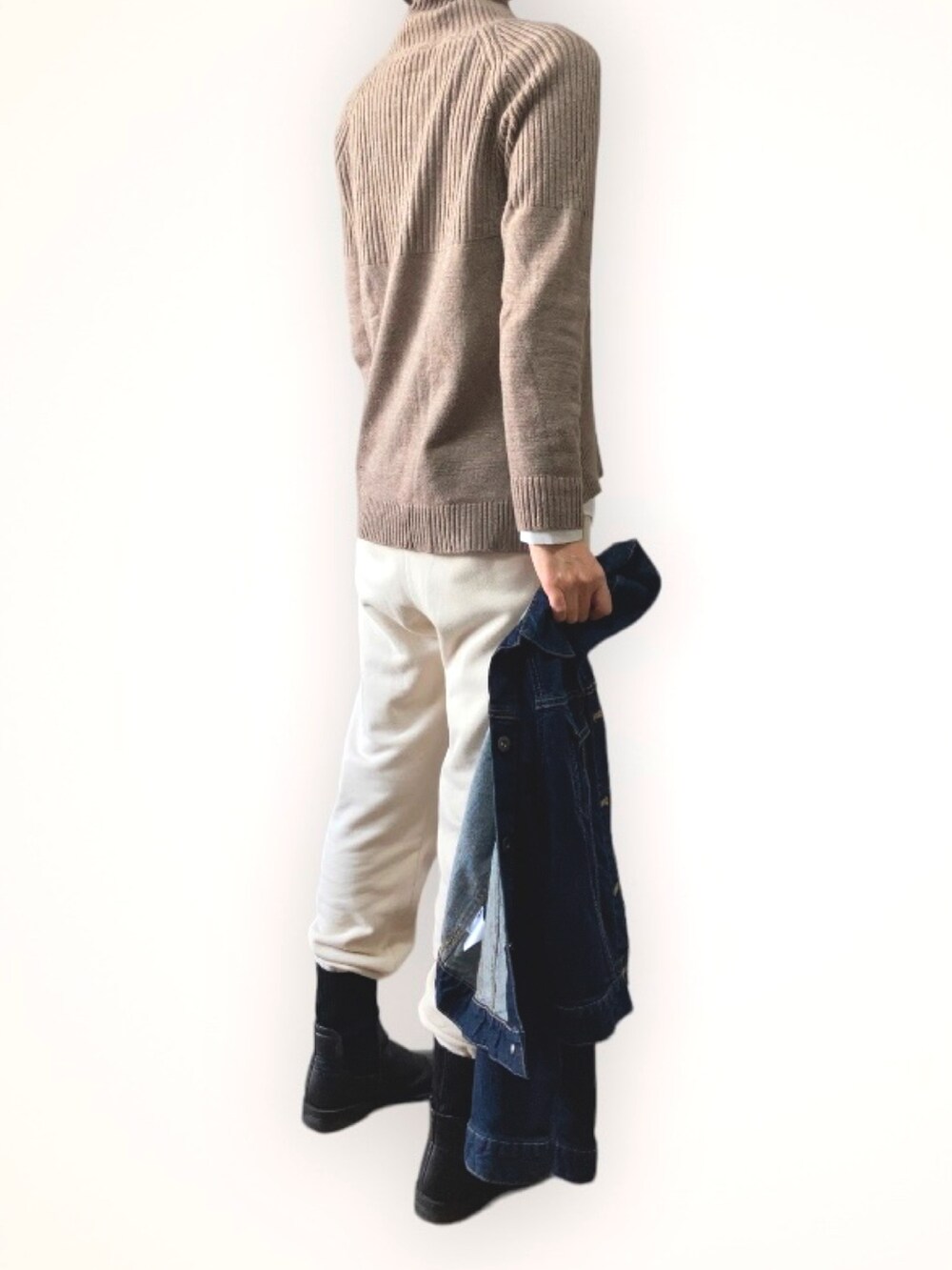 ホワイト系のスウェットパンツ、ブルー系のデニムジャケット、ブラック系のブーツを着用したレディースの秋コーディネートの2枚目の写真