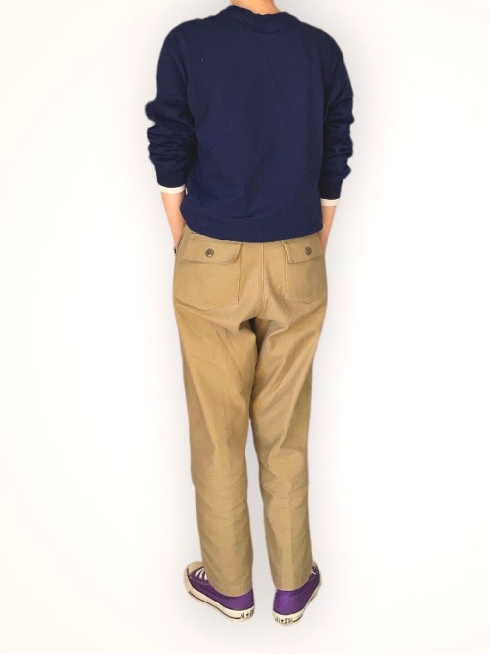 ベージュ系のチノパンツ、ブルー系のTシャツ/カットソー、パープル系のスニーカーを着用したレディースの秋コーディネートの2枚目の写真