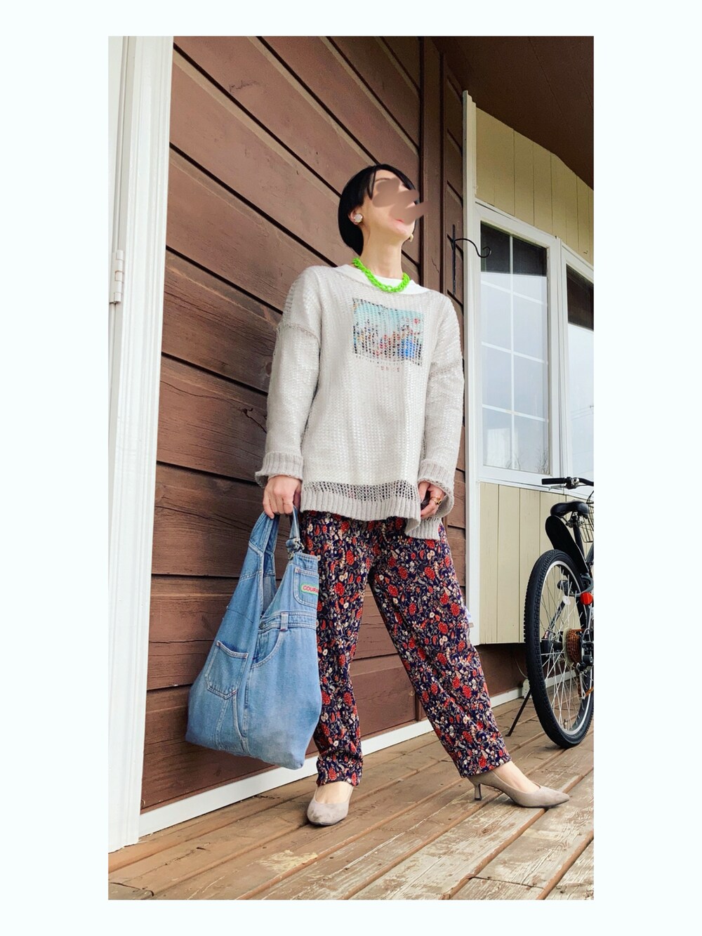 グレー系のニット/セーターを着用したレディースの冬コーディネートの3枚目の写真