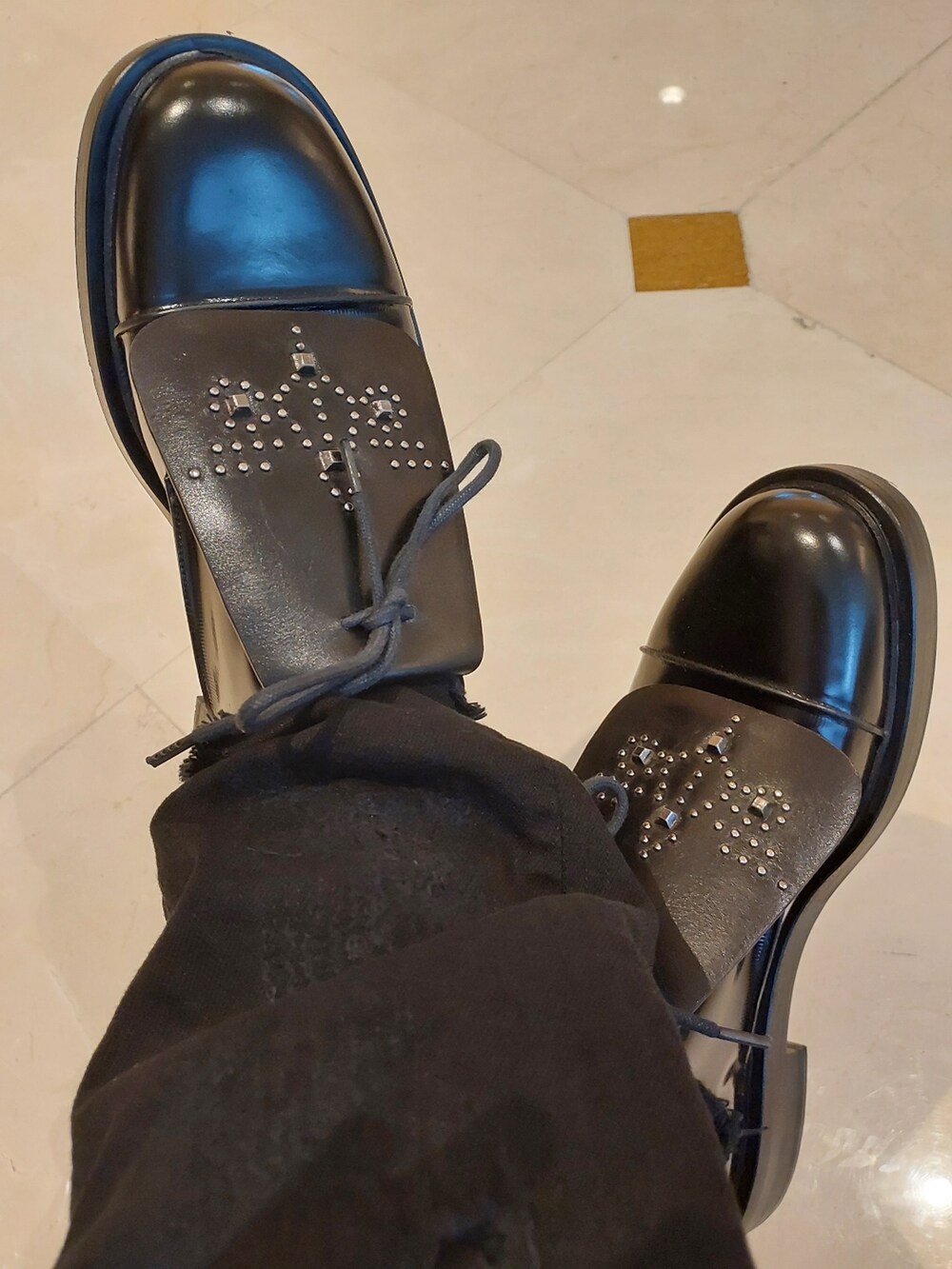 「vetements、COMME des GARCONS、GIORGIO ARMANI、CHRISTIAN DADA」｜「VETEMENTS x CDGのアイテム（その他アウター、ブルー系）」を使った、Nicholasさん（メンズ・185cm）の秋コーディネートの2枚目の写真