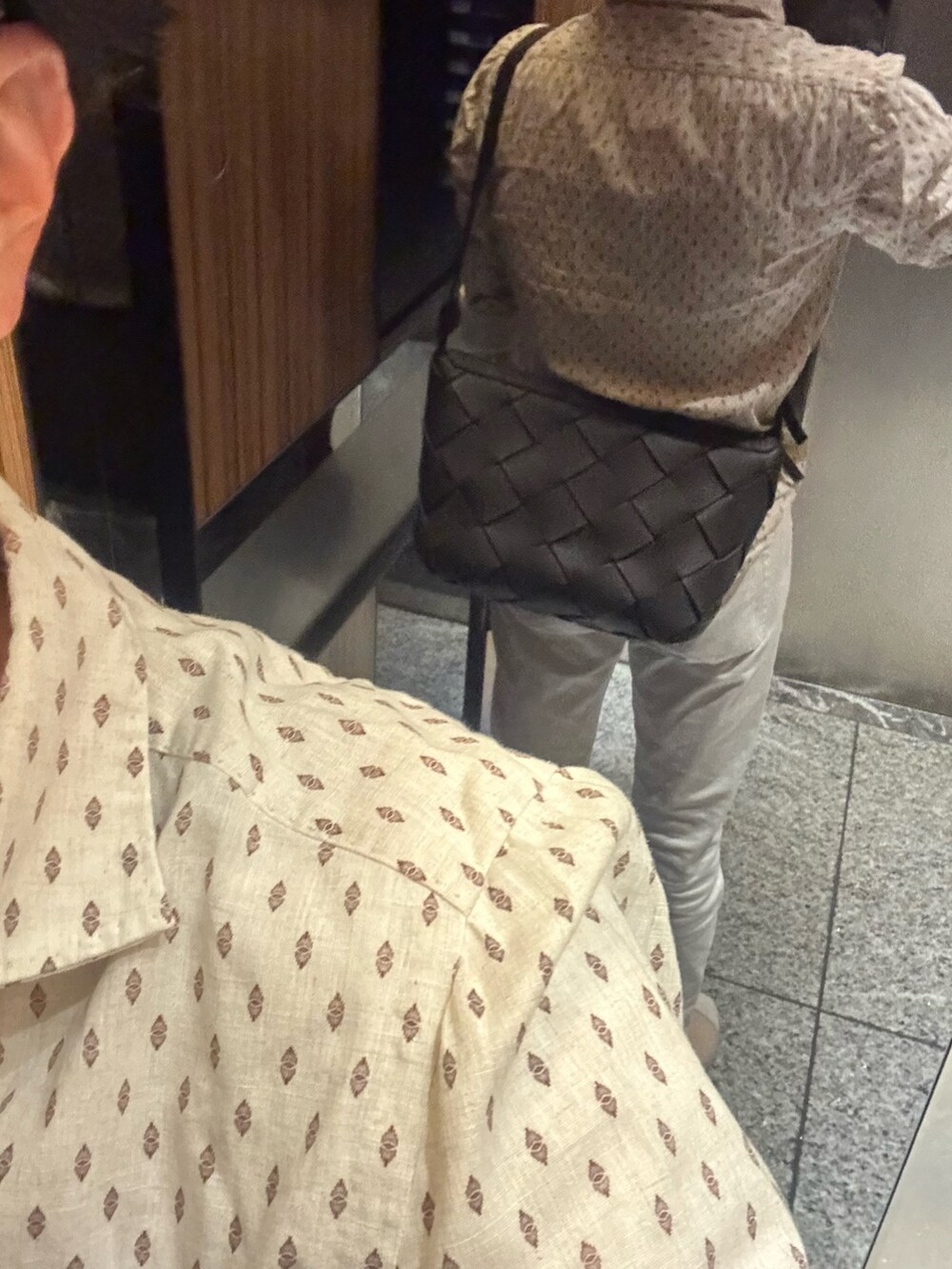 ベージュ系のその他シューズ、ホワイト系のデニムパンツ、ホワイト系のシャツ/ブラウスを着用したメンズの夏コーディネートの2枚目の写真