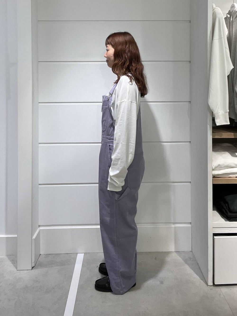 ホワイト系のTシャツ/カットソー、パープル系のサロペット/オーバーオールを着用したメンズの秋コーディネートの2枚目の写真