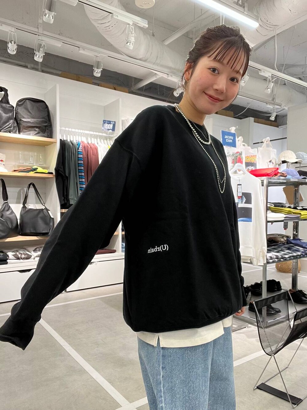 ブルー系のデニムパンツ、ブラック系のスウェットを着用したメンズの冬コーディネートの2枚目の写真