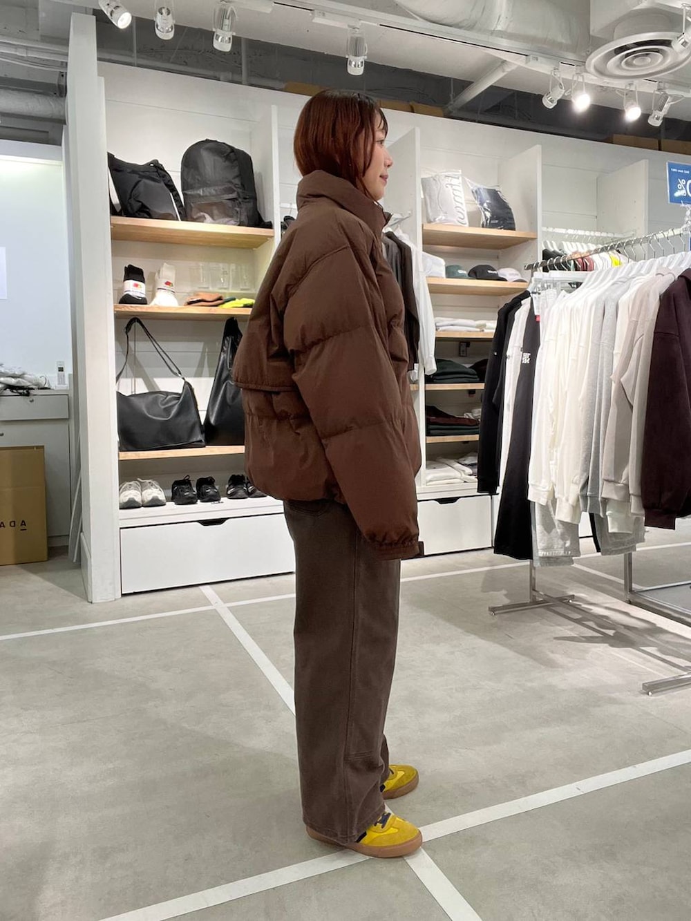 ブラウン系のダウンジャケット/コート、ブラウン系のデニムパンツを着用したメンズの冬コーディネートの3枚目の写真