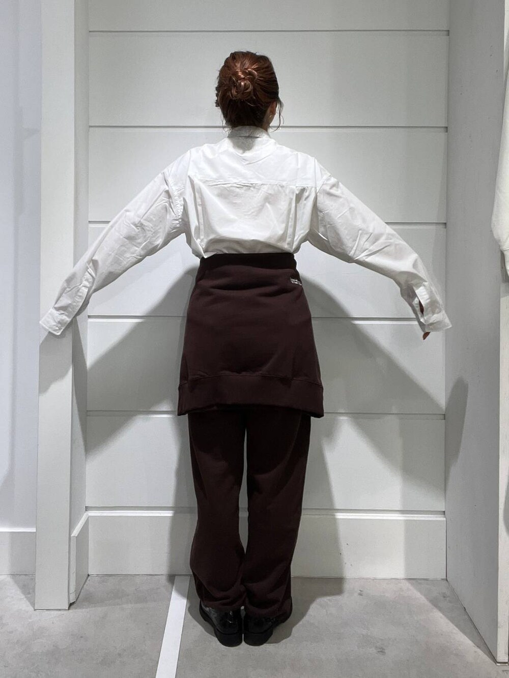 ホワイト系のシャツ/ブラウス、ブラウン系のスウェット、ブラウン系のスウェットパンツを着用したメンズの秋コーディネートの4枚目の写真