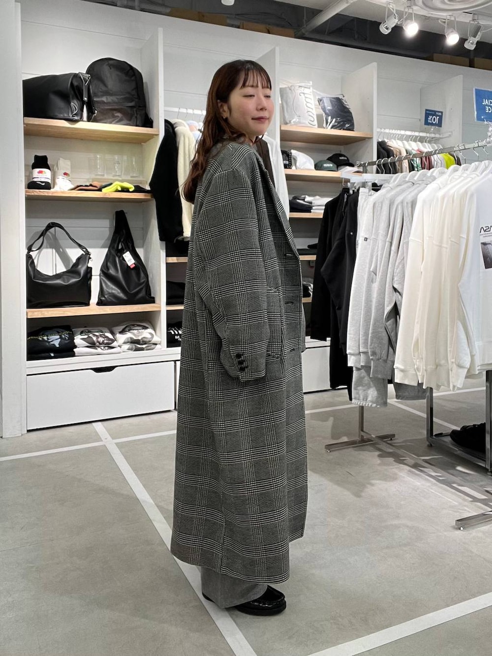 その他のチェスターコート、グレー系のその他パンツ、グレー系のテーラードジャケットを着用したメンズの冬コーディネートの2枚目の写真