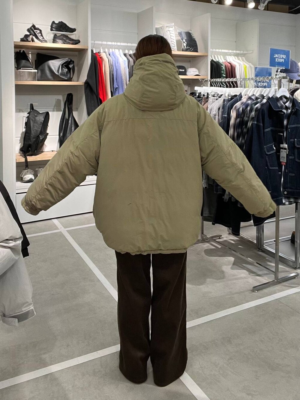 ベージュ系のダウンジャケット/コート、ブラウン系のその他パンツを着用したメンズの秋コーディネートの3枚目の写真