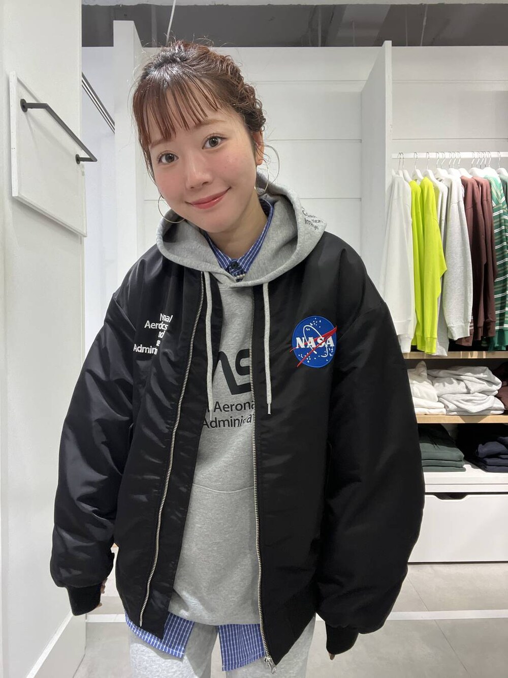 ブルー系のシャツ/ブラウス、グレー系のスウェットパンツ、グレー系のTシャツ/カットソーを着用したメンズの秋コーディネートの5枚目の写真