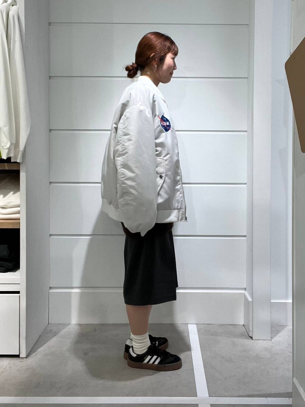 グレー系のその他パンツ、ブラウン系のニット/セーター、グレー系のブルゾンを着用したレディースの秋コーディネートの2枚目の写真