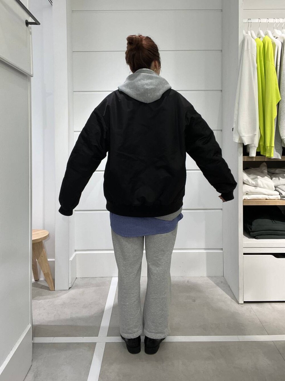 ブルー系のシャツ/ブラウス、グレー系のスウェットパンツ、グレー系のTシャツ/カットソーを着用したメンズの秋コーディネートの3枚目の写真