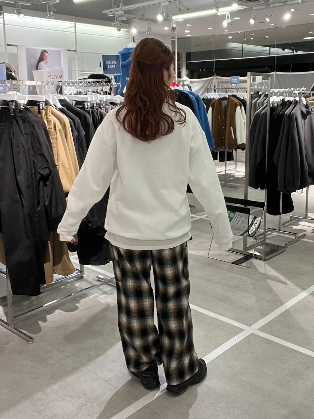 ブラック系のその他パンツ、ホワイト系のスウェットを着用したメンズの秋コーディネートの2枚目の写真