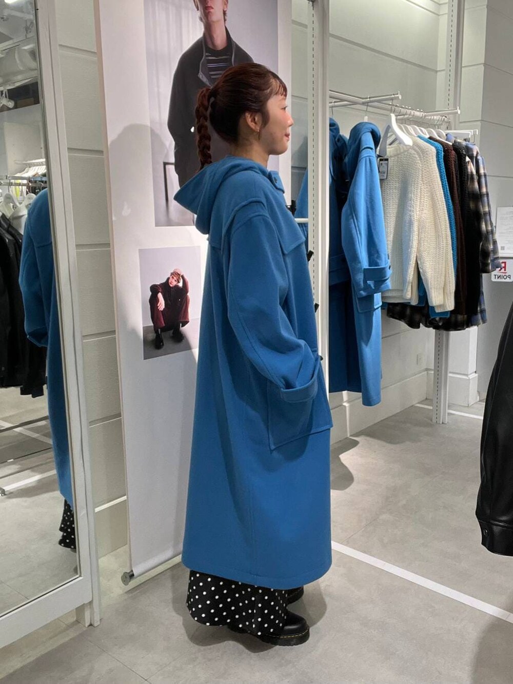 ブラック系のスカート、ブルー系のダッフルコートを着用したメンズの冬コーディネートの2枚目の写真