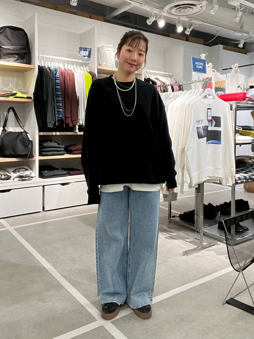 ブルー系のデニムパンツ、ブラック系のスウェットを着用したメンズの冬コーディネートの3枚目の写真