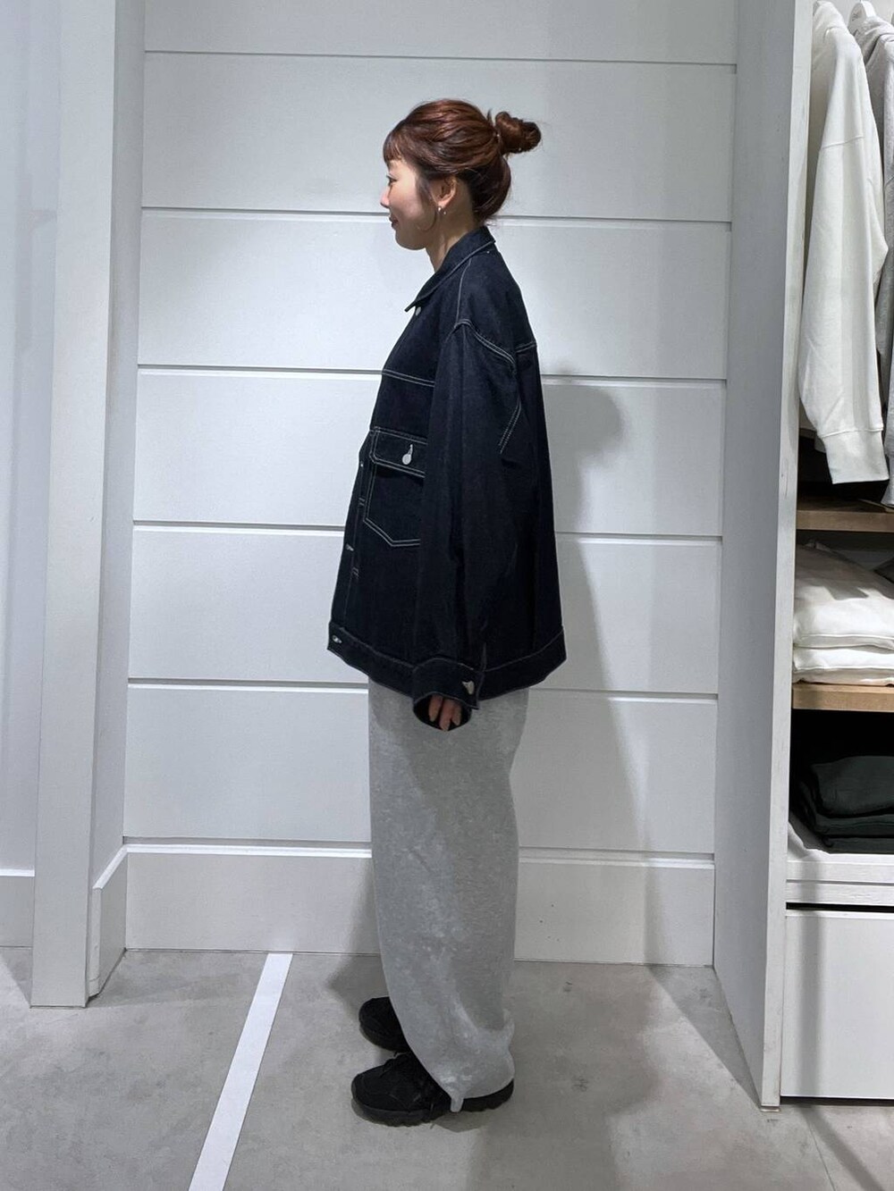 ブルー系のデニムジャケット、グレー系のスウェットパンツを着用したメンズの秋コーディネートの2枚目の写真