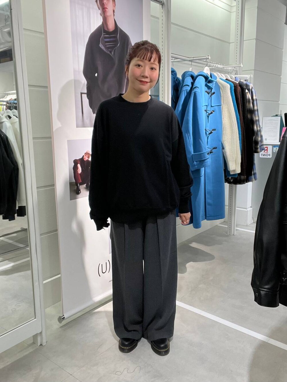 グレー系のその他パンツを着用したメンズの冬コーディネートの4枚目の写真