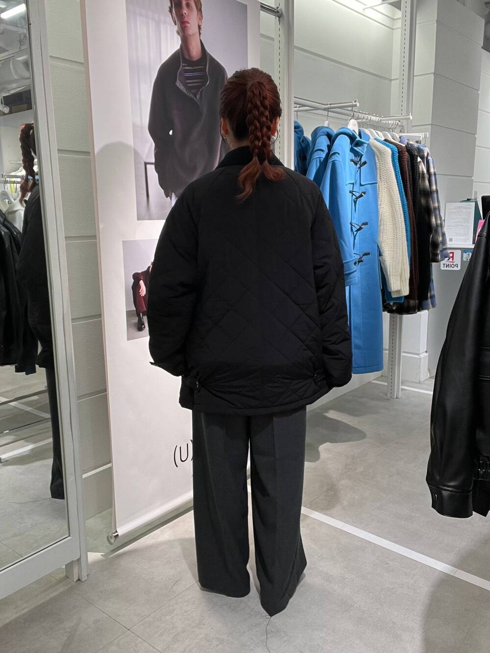 グレー系のその他パンツ、ブラック系のブルゾン、ブラック系のニット/セーターを着用したメンズの冬コーディネートの5枚目の写真