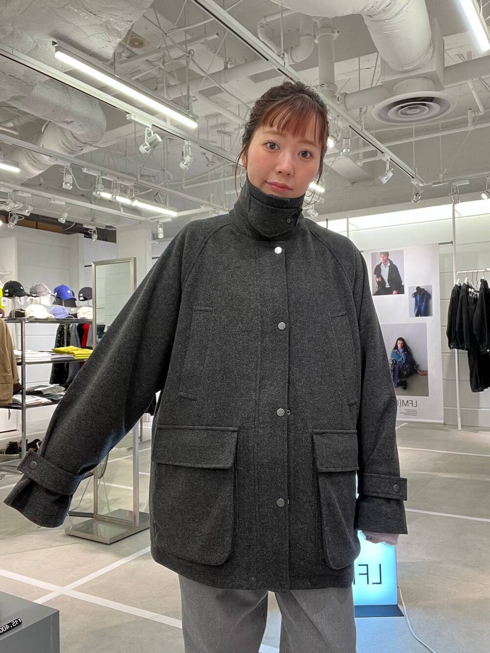グレー系のブルゾン、ブラック系のデニムパンツ、パープル系のニット/セーターを着用したメンズの秋コーディネートの5枚目の写真
