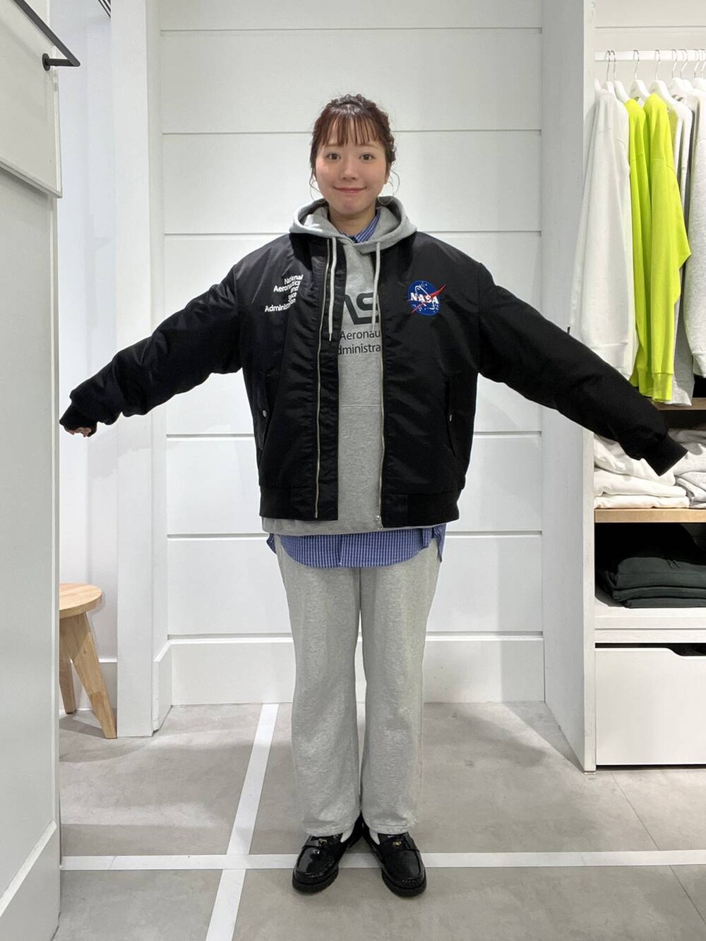 ブルー系のシャツ/ブラウス、グレー系のスウェットパンツ、グレー系のTシャツ/カットソーを着用したメンズの秋コーディネートの4枚目の写真