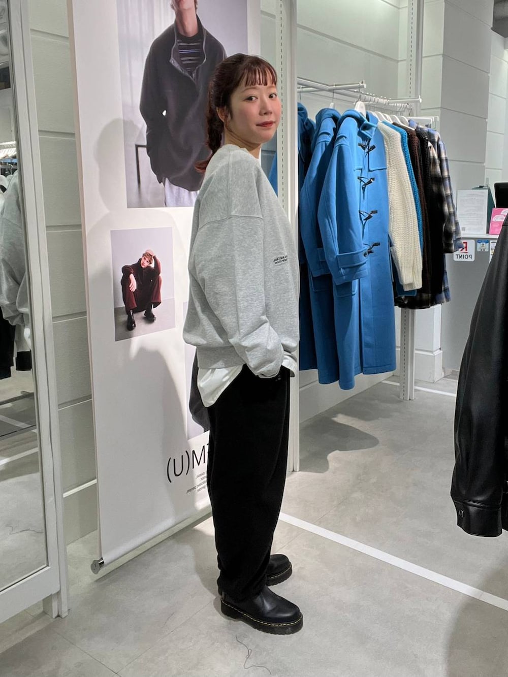 ホワイト系のTシャツ/カットソー、グレー系のスウェット、ブラック系のスウェットパンツを着用したメンズの冬コーディネートの2枚目の写真