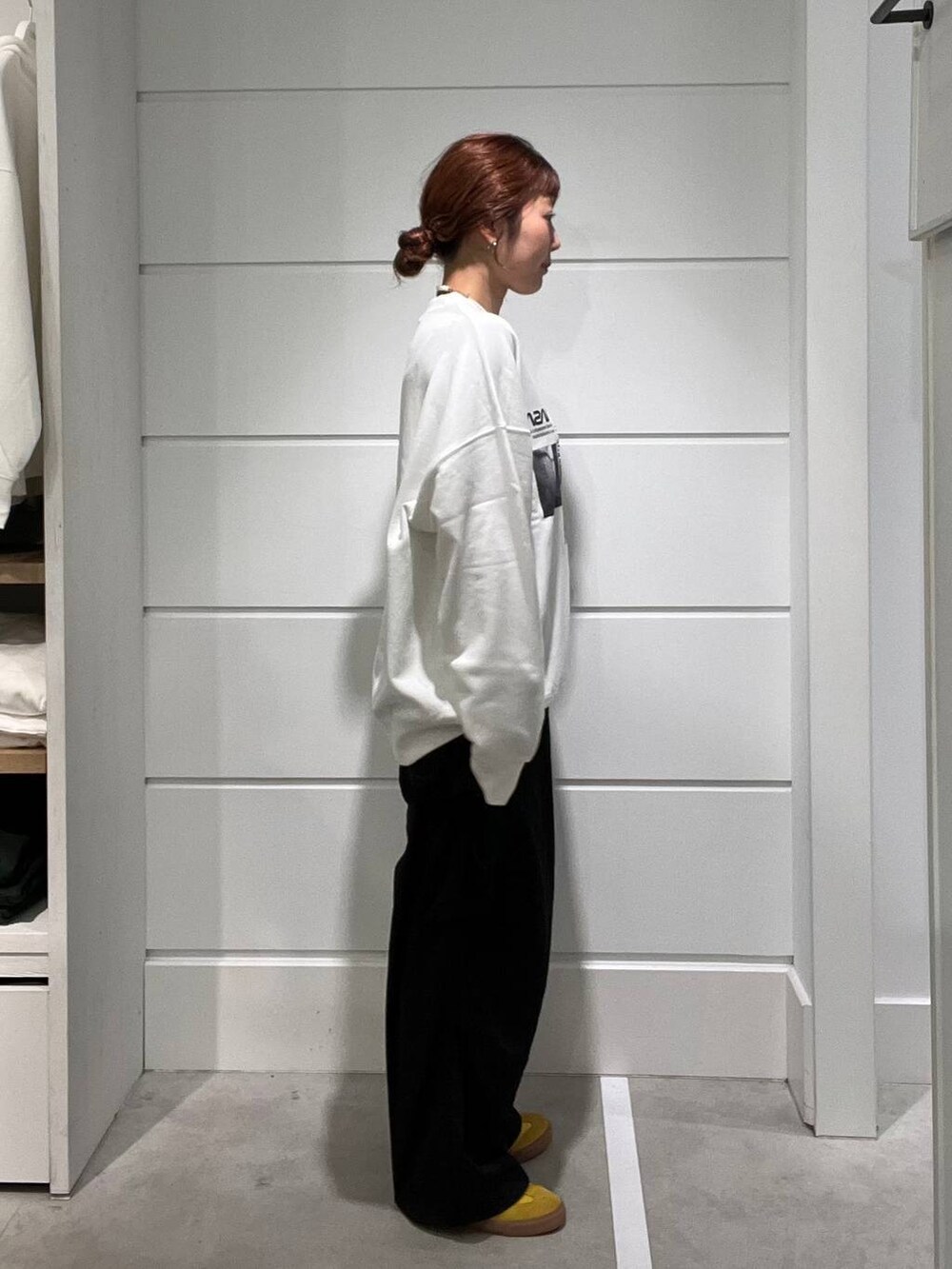 ブラック系のカーゴパンツ、ホワイト系のスウェット、ホワイト系のネックレスを着用したメンズの秋コーディネートの2枚目の写真