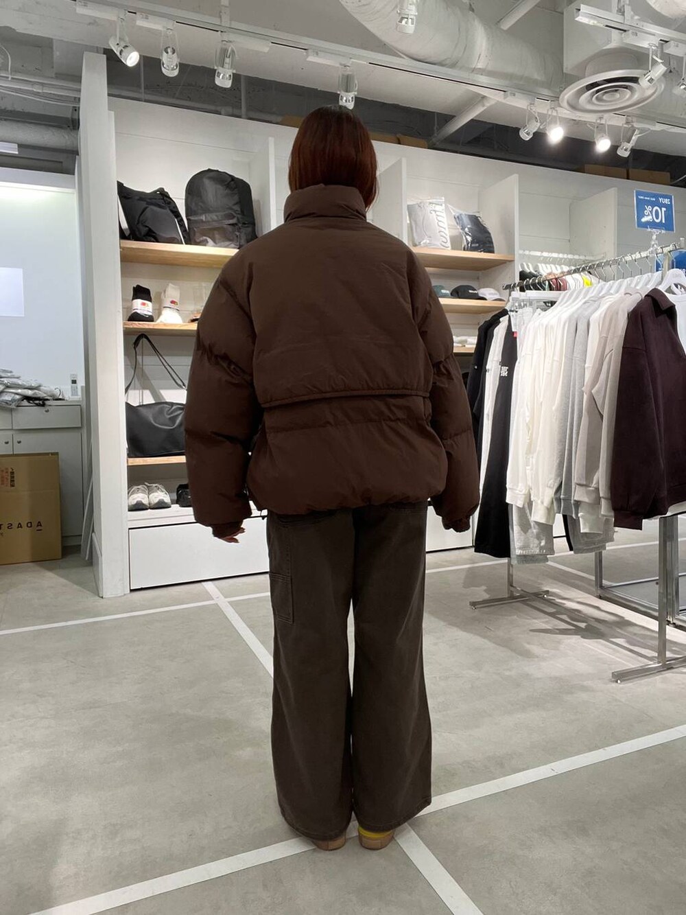 ブラウン系のダウンジャケット/コート、ブラウン系のデニムパンツを着用したメンズの冬コーディネートの5枚目の写真