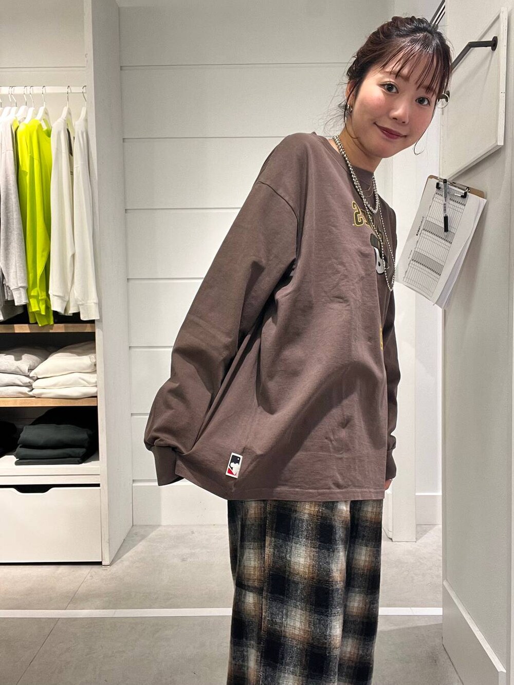ブラウン系のTシャツ/カットソー、ブラック系のその他パンツを着用したメンズの秋コーディネートの7枚目の写真