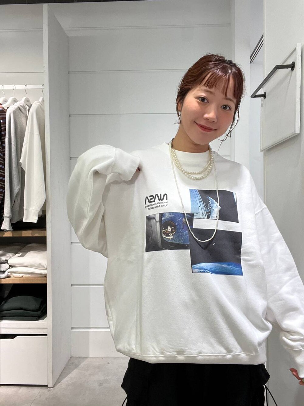 ブラック系のカーゴパンツ、ホワイト系のスウェット、ホワイト系のネックレスを着用したメンズの秋コーディネートの5枚目の写真