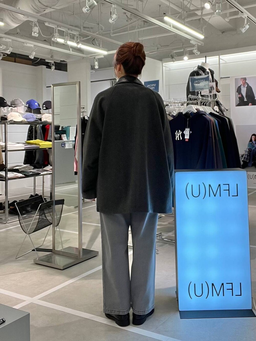 グレー系のブルゾン、ブラック系のデニムパンツ、パープル系のニット/セーターを着用したメンズの秋コーディネートの2枚目の写真