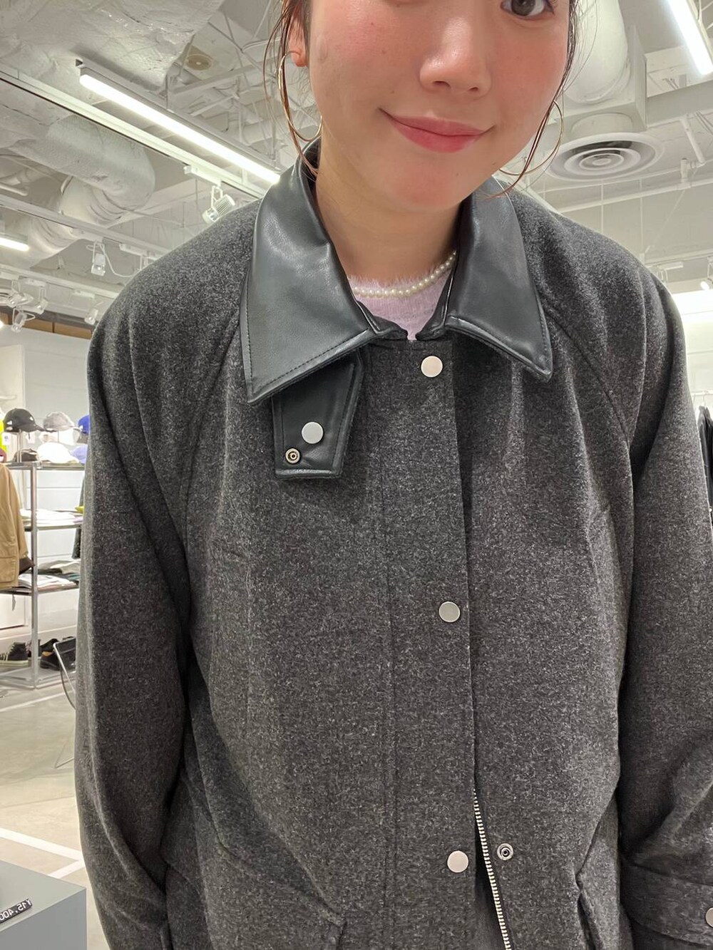 グレー系のブルゾン、ブラック系のデニムパンツ、パープル系のニット/セーターを着用したメンズの秋コーディネートの6枚目の写真