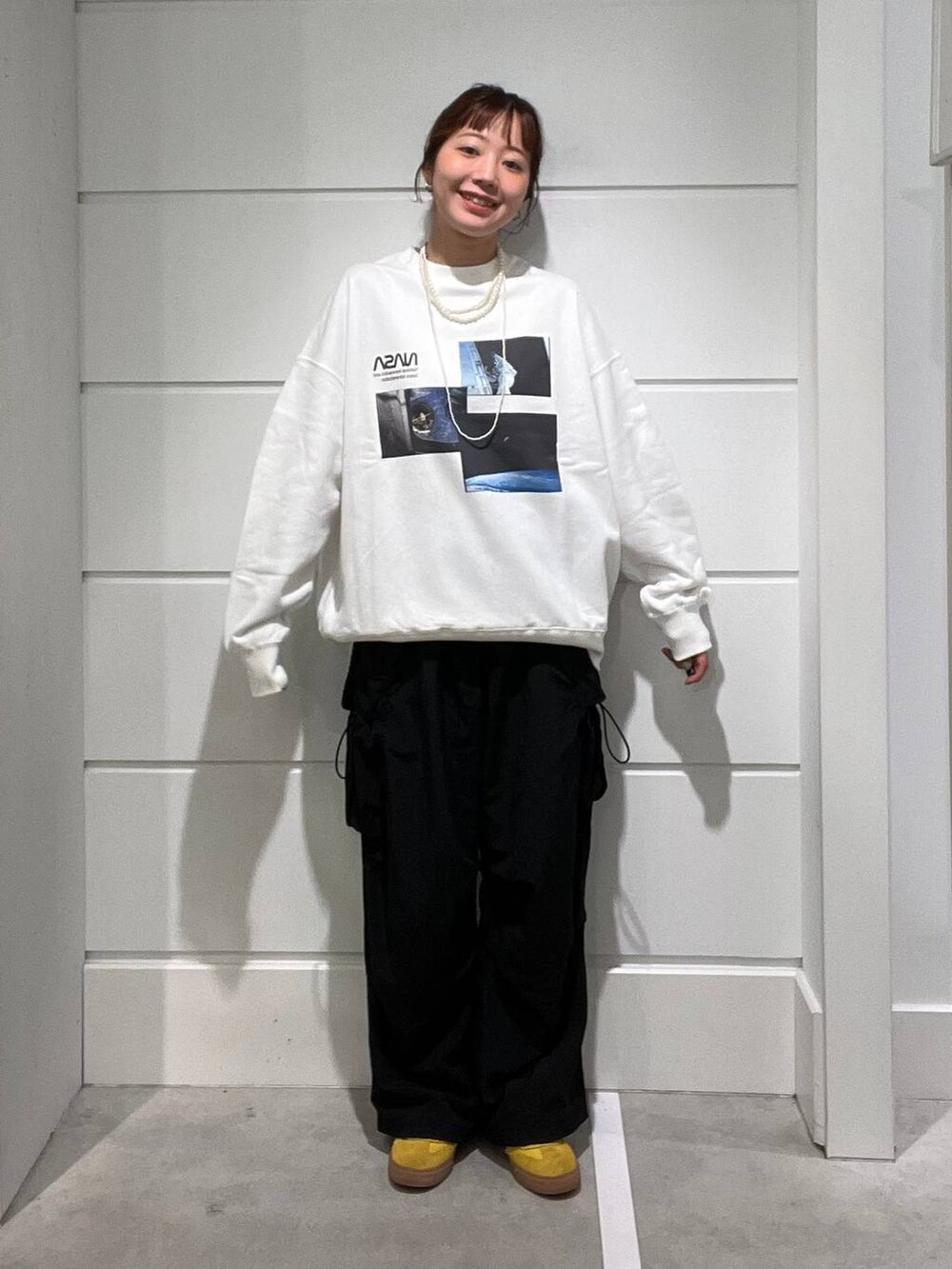 ブラック系のカーゴパンツ、ホワイト系のスウェット、ホワイト系のネックレスを着用したメンズの秋コーディネートの4枚目の写真