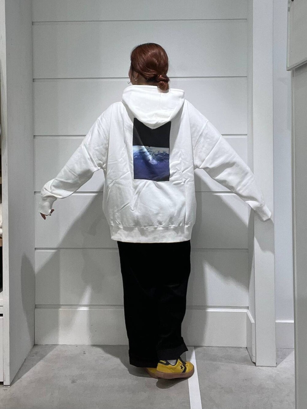 ブラック系のその他パンツ、ホワイト系のTシャツ/カットソーを着用したメンズの秋コーディネートの5枚目の写真