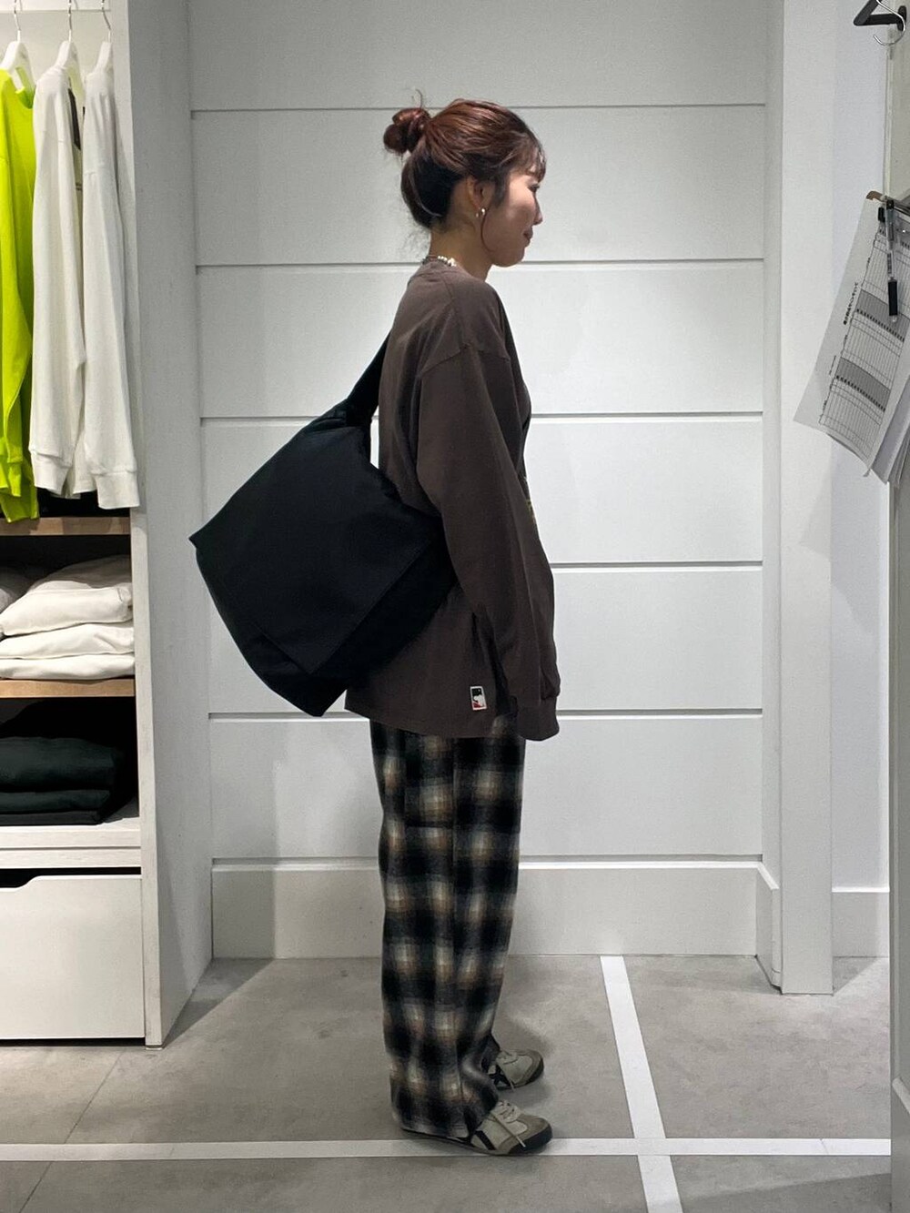 ブラウン系のTシャツ/カットソー、ブラック系のその他パンツを着用したメンズの秋コーディネートの2枚目の写真