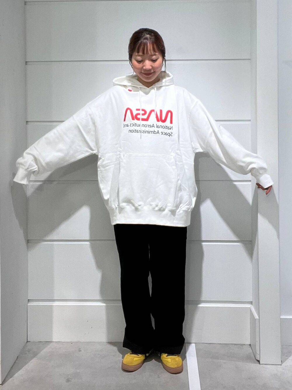 ブラック系のその他パンツ、ホワイト系のTシャツ/カットソーを着用したメンズの秋コーディネートの2枚目の写真