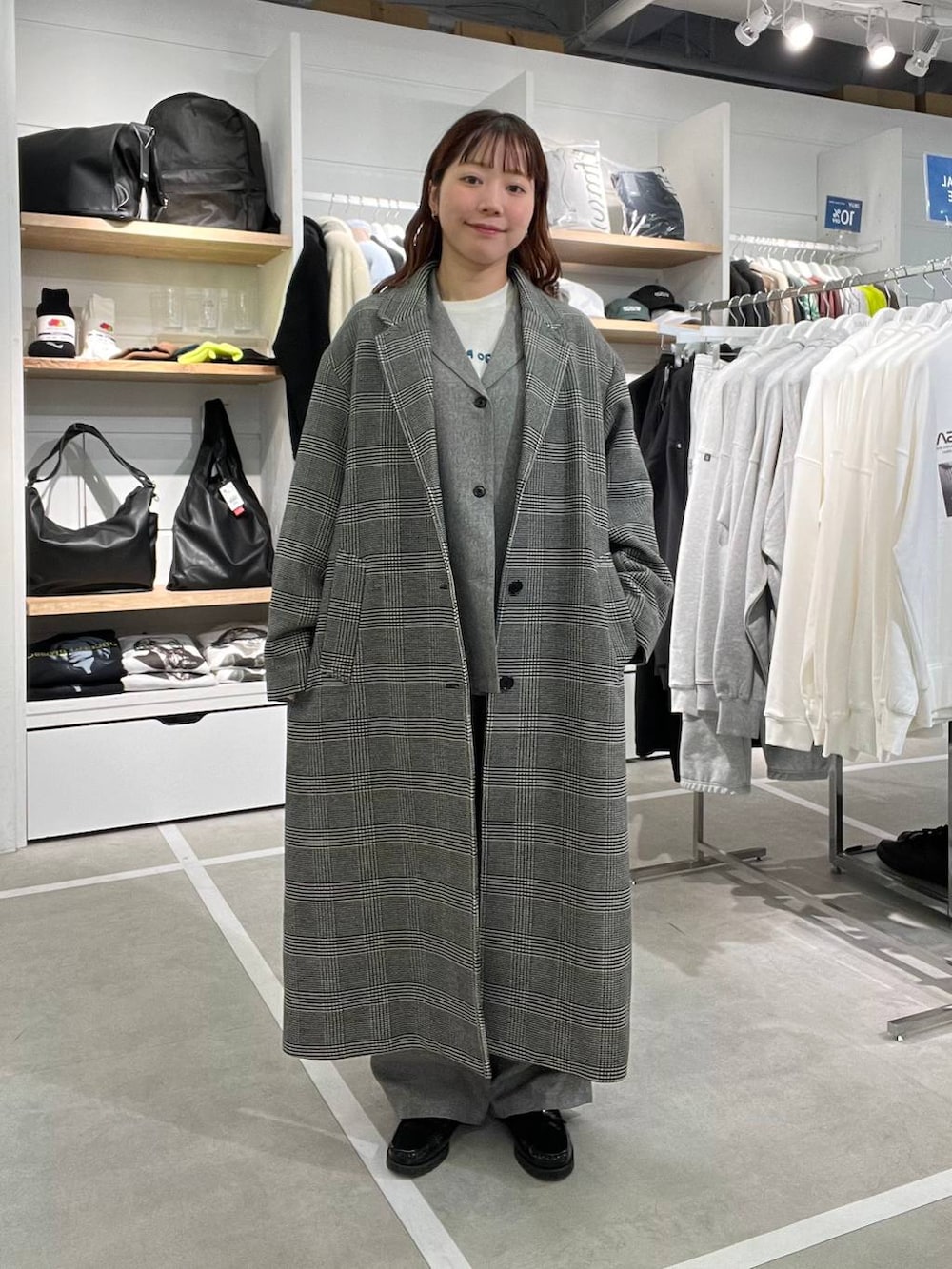 その他のチェスターコート、グレー系のその他パンツ、グレー系のテーラードジャケットを着用したメンズの冬コーディネートの4枚目の写真