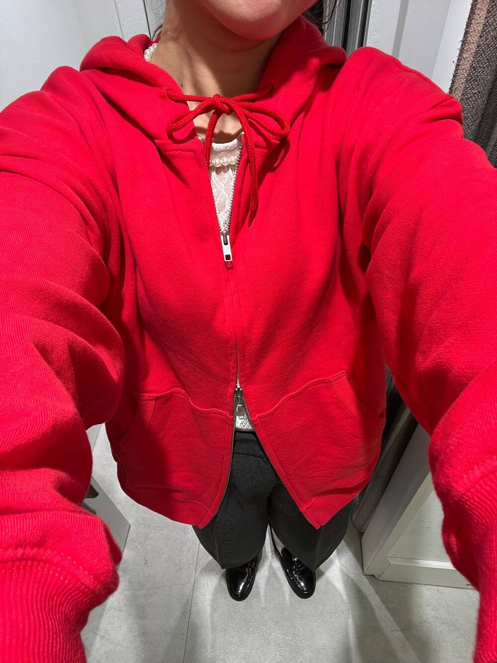 グレー系のその他パンツ、レッド系のスウェットを着用したメンズの秋コーディネートの3枚目の写真
