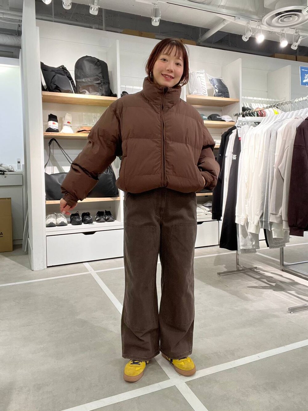 ブラウン系のダウンジャケット/コート、ブラウン系のデニムパンツを着用したメンズの冬コーディネートの2枚目の写真