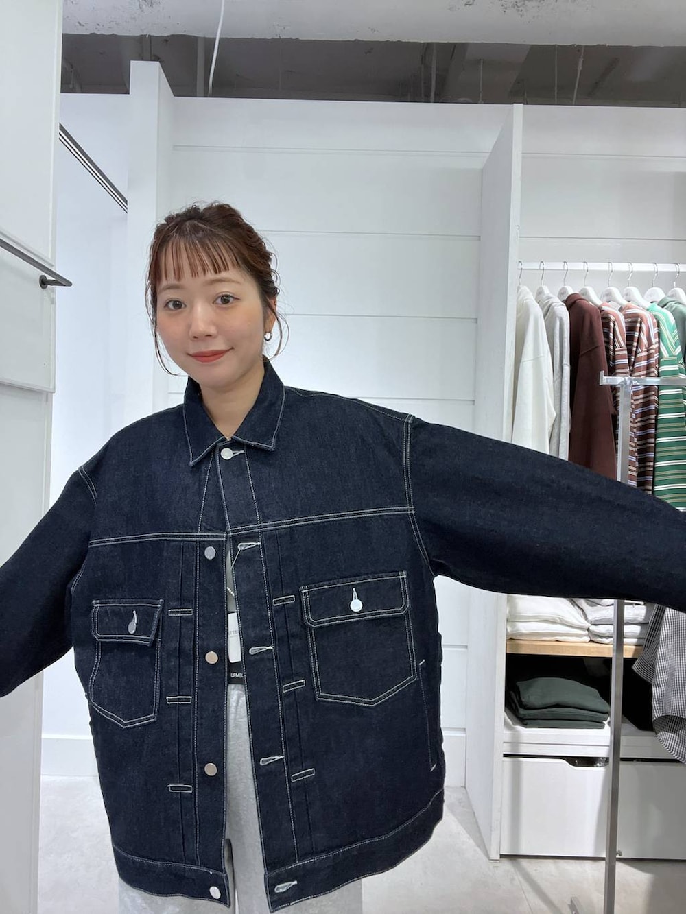 ブルー系のデニムジャケット、グレー系のスウェットパンツを着用したメンズの秋コーディネートの3枚目の写真