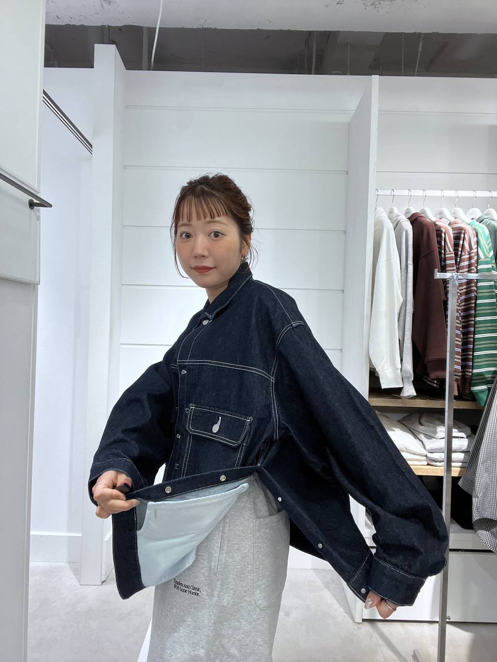 ブルー系のデニムジャケット、グレー系のスウェットパンツを着用したメンズの秋コーディネートの5枚目の写真