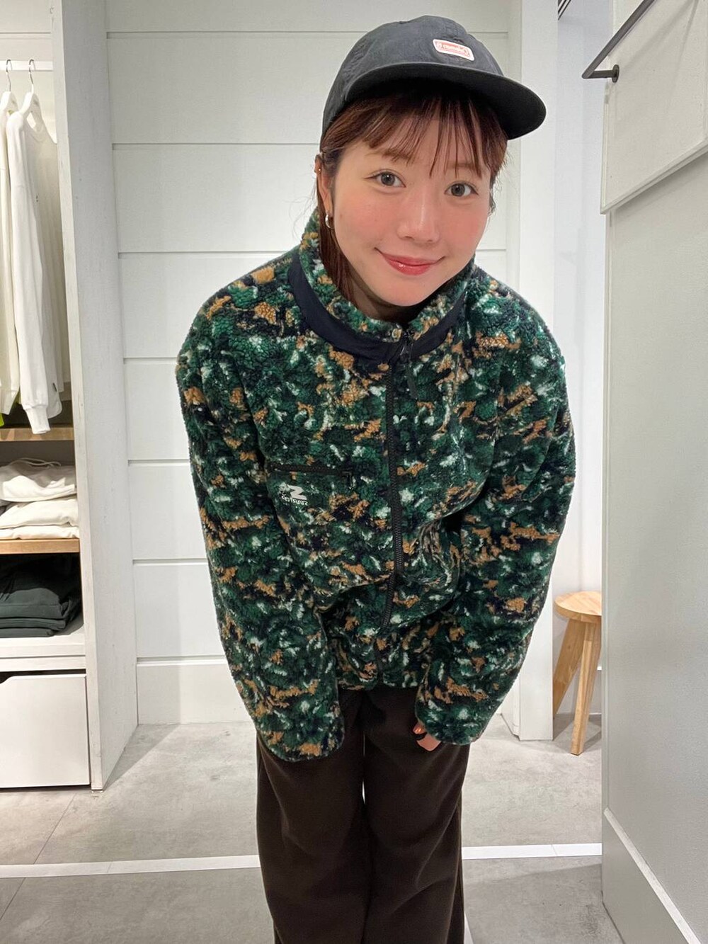 ブラウン系のその他パンツ、グリーン系のブルゾンを着用したメンズの秋コーディネートの2枚目の写真